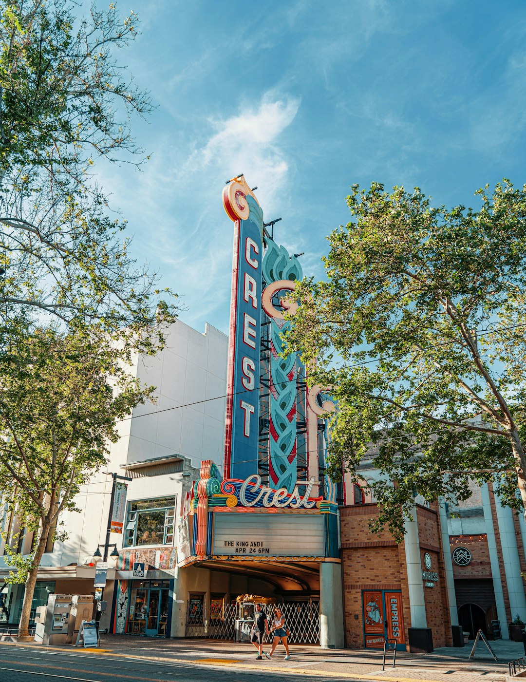 Как называется фильм где стол с едой спускается вниз?